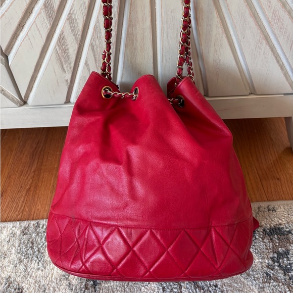 Authentic CHANEL red lambskin bucket with pouch - Picture 3 of 14